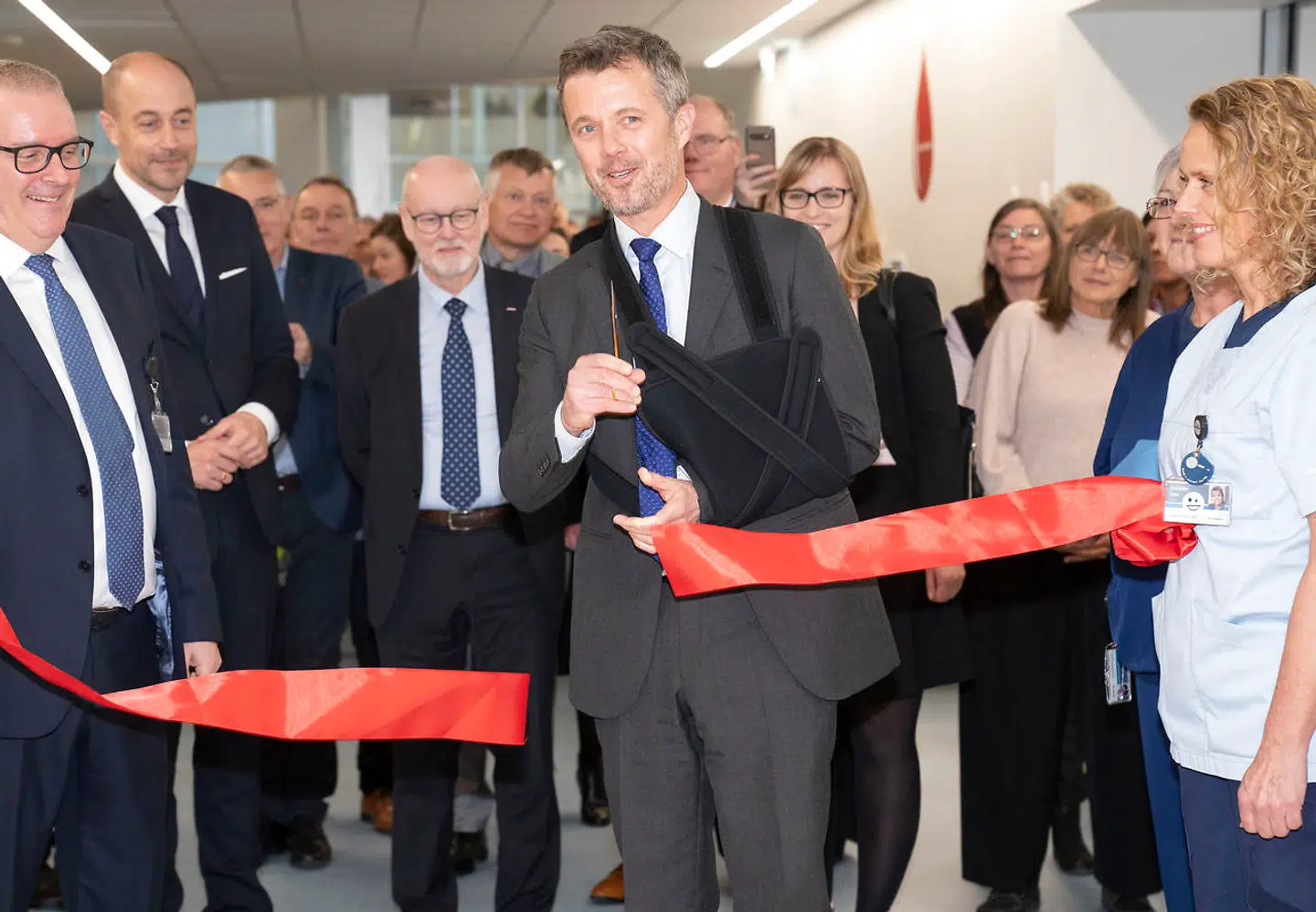 Med en smule besvær lykkedes det Kronprinsen at klippe det røde bånd og dermed officielt åbne det nye sygehus.