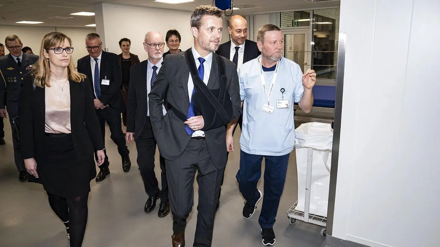 Trods sin skiskade viste Kronprinsen overskud og smil, da han blev vist rundt i Aabenraa.