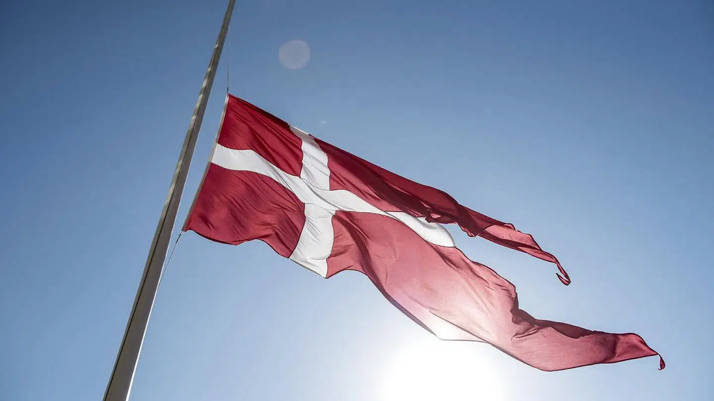 Arkivfoto af Dannebrog på halv stang.