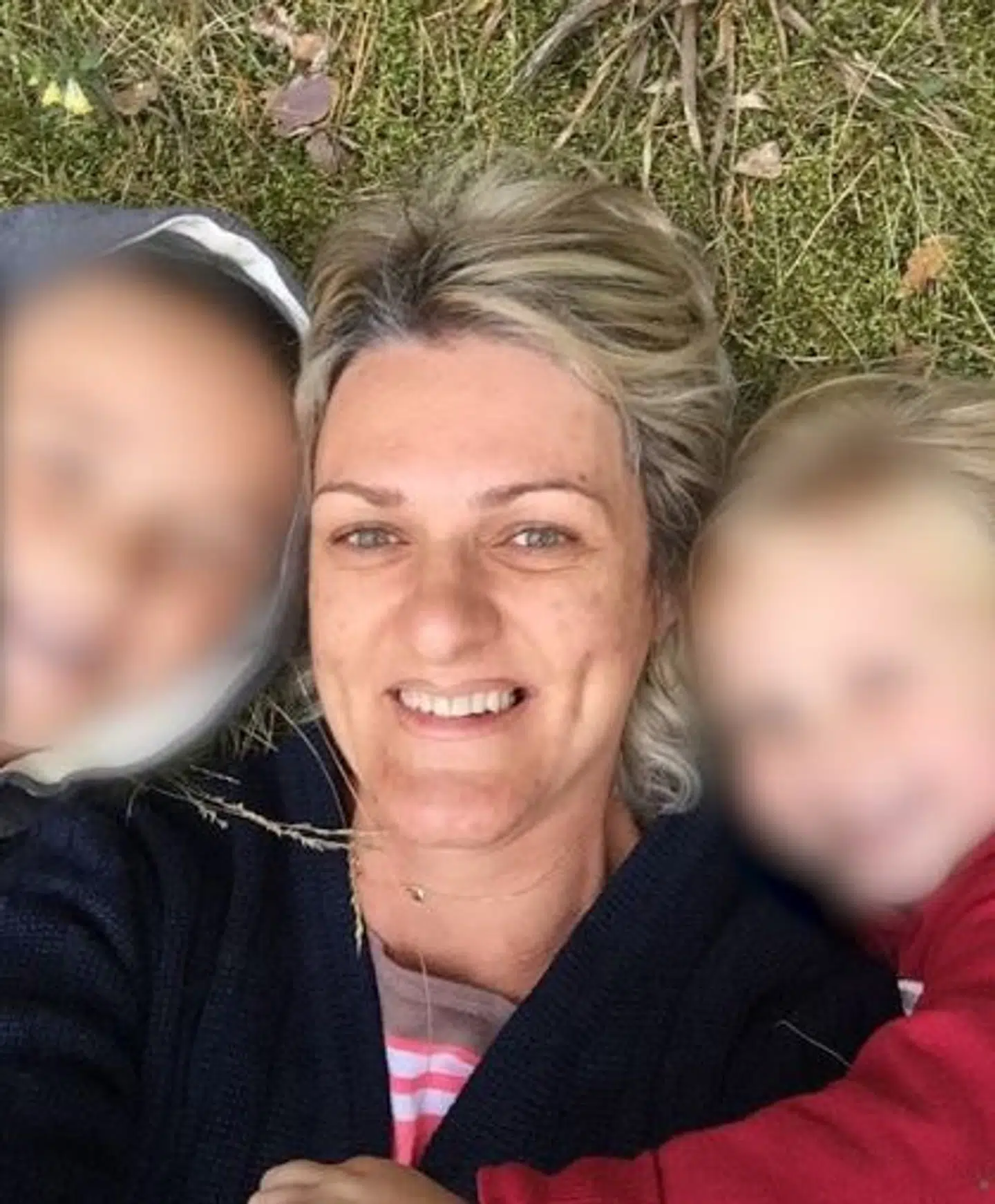 Kristine Misane er her sammen med sin datter og søn i Letland, kort før hun den 9. december 2018 blev anholdt i Københavns Lufthavn.