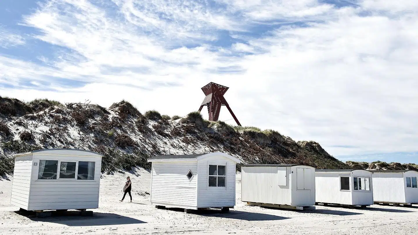 Den røde bygning, 'Sømærket', ligger kun få meter fra skrænten.