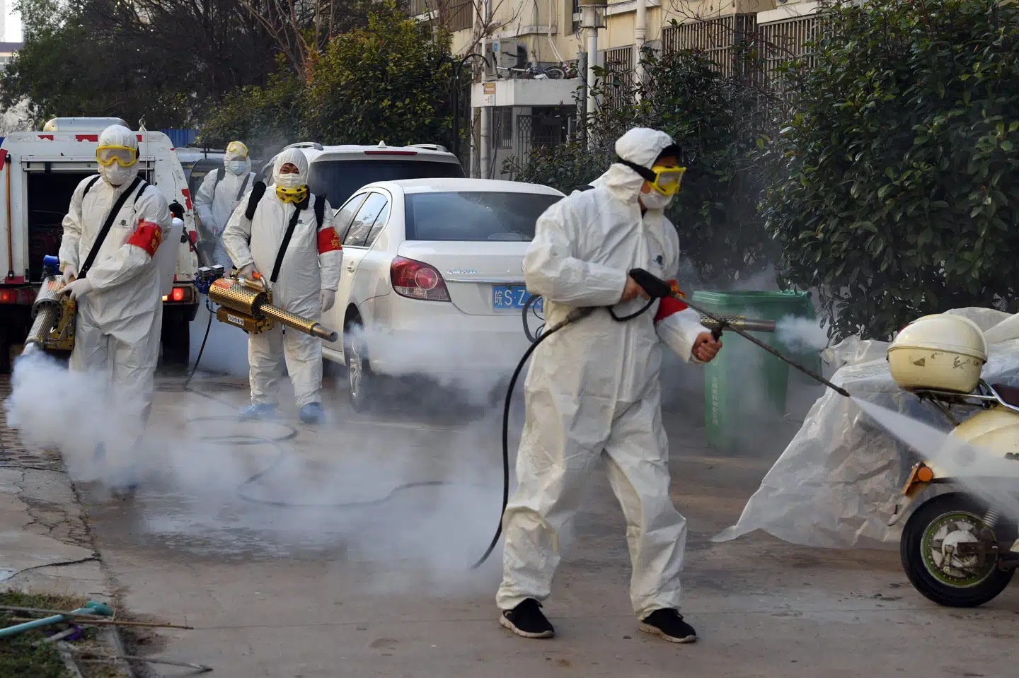 Undersøgelser peger på, at den nedadgående kurve i antallet af nye smittetilfælde kan hænge sammen med isolering af byer og et stort fokus på at undgå smitterisiko med håndvask, mundbind og tidlig henvendelse hos lægen. Her ses personale i beskyttelsestøj, der desinficerer en vej i Anhui-provinsen i det østlige Kina tidligere på ugen. str/Ritzau Scanpix