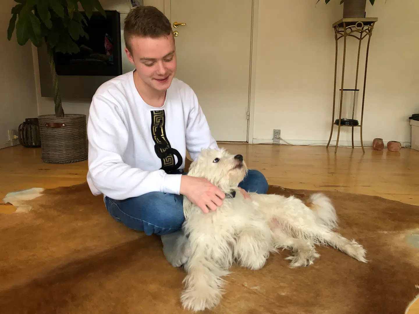 Marcus Alexander Aroli sammen med familiens hund