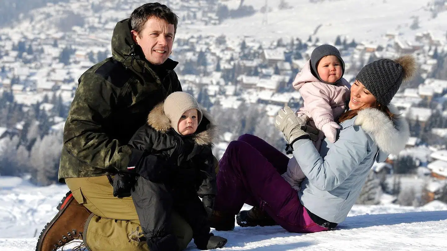 Her den danske kronprins fotograferet sammen med familien under den traditionsrige skiferie i Verbier i 2012.