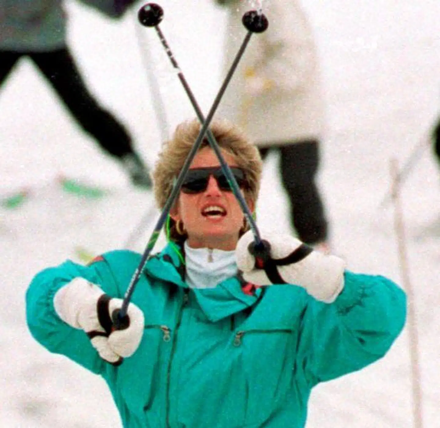 Prinsesse Diana var - selvom hun nok var en af de mest fotograferede kongelige nogensinde - ikke glad for paparazzofotografer. Heller ikke når hun stod på ski. Her fotograferet i marts 1994.
