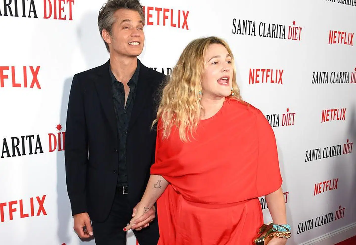 Drew Barrymore med sin 'Santa Clarita Diet'-medskuespiller Timothy Olyphant tilbage i marts 2018.