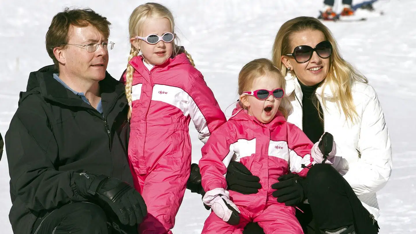 Den hollandske prins Friso er her fotograferet med sin kone og døtre i sneen blot et år før den skæbnesvangre ulykke.