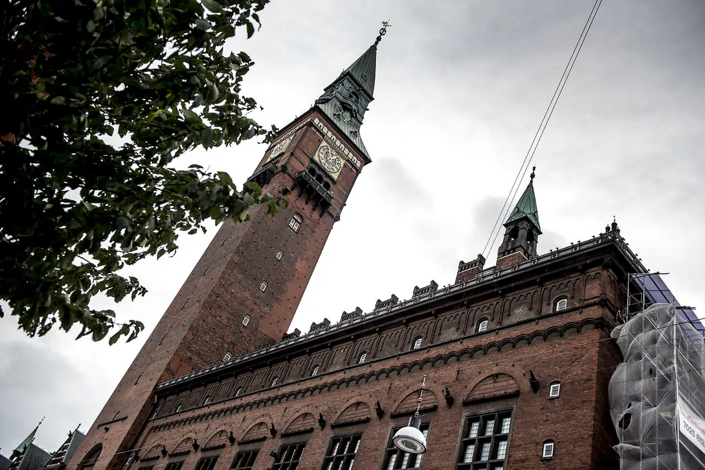 Forvaltningerne i Københavns Kommune har svært ved overholde reglerne, når der skal hyres konsulenter og advokater.