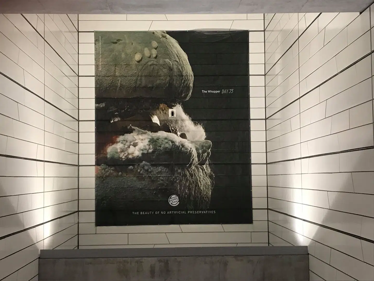 Burger King viser en rådden burger på Gammel Strands metrostation.