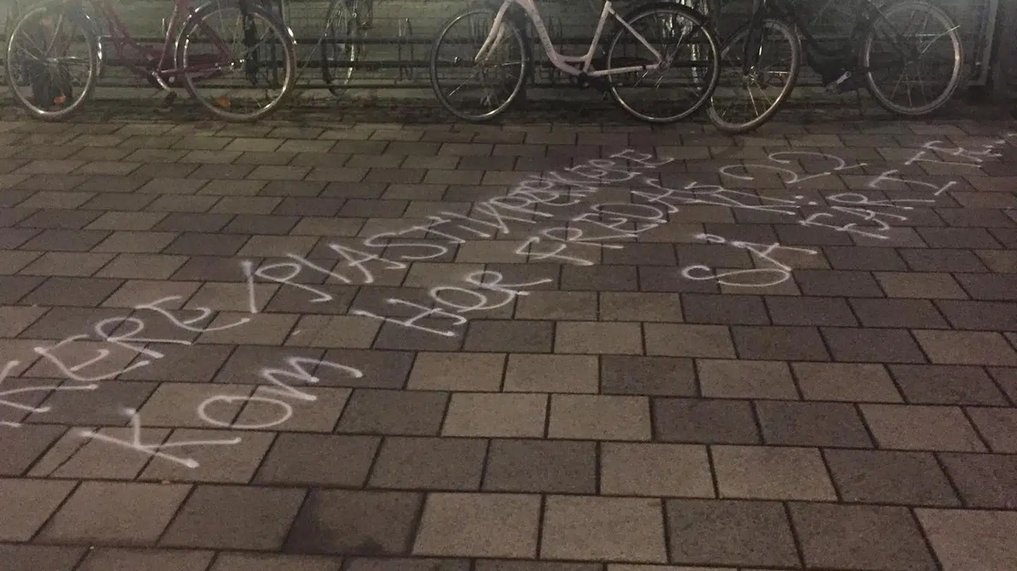 På Albertslund Station mandag morgen stod der skrevet med graftti: 'Perkere/plastikperkere, kom her fredag kl. 22, så får I tæ...