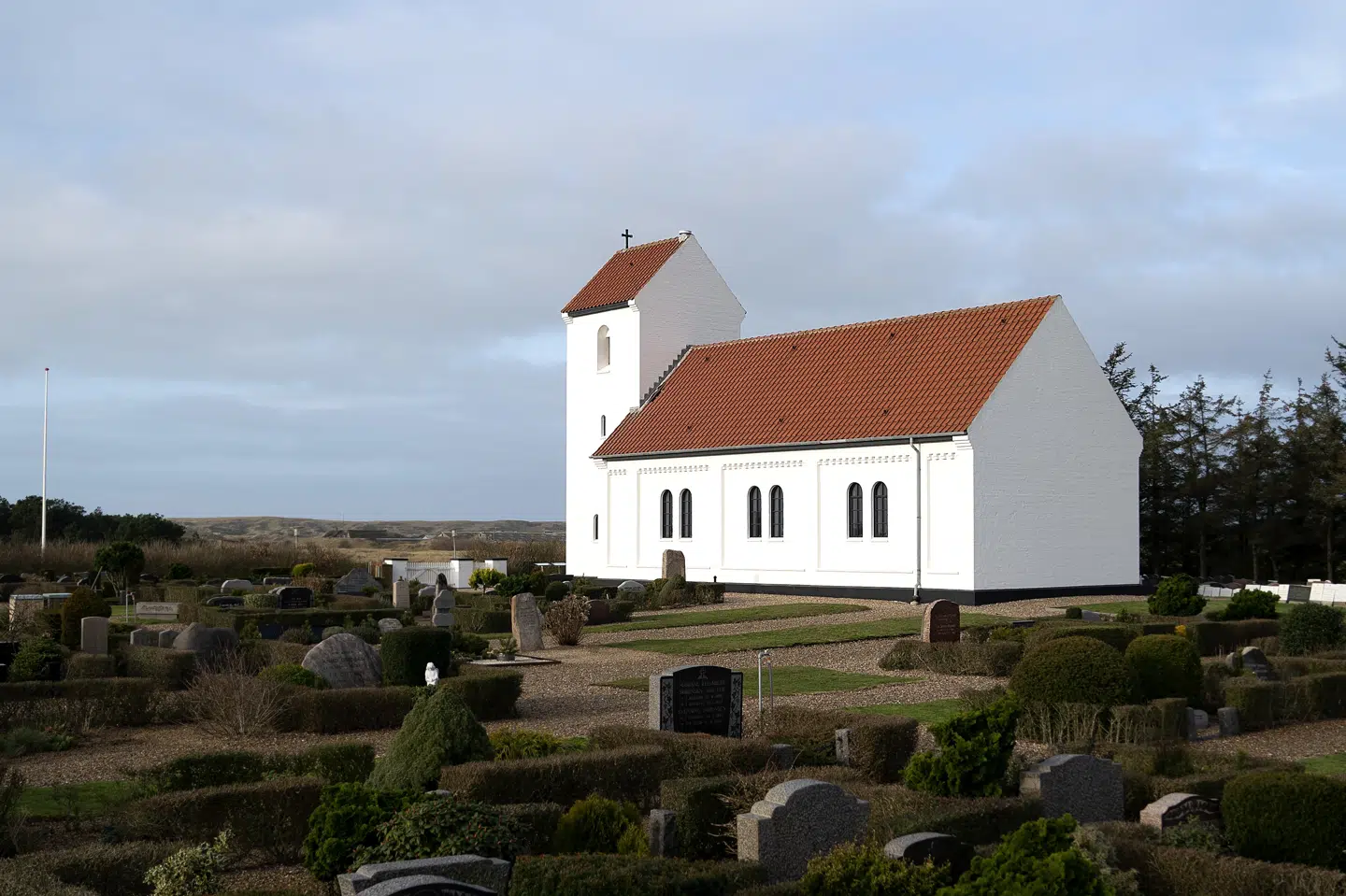 Haurvig Kirke i Hvide Sande. Per 1. januar 2020 var 4.327.018 danskere medlem af folkekirken, skriver Kristeligt Dagblad. Det svarer til 74,3 procent af befolkningen. Ifølge avisen falder folkekirkens medlemsprocent en smule år for år. (Arkivfoto). Keld Navntoft/Ritzau Scanpix