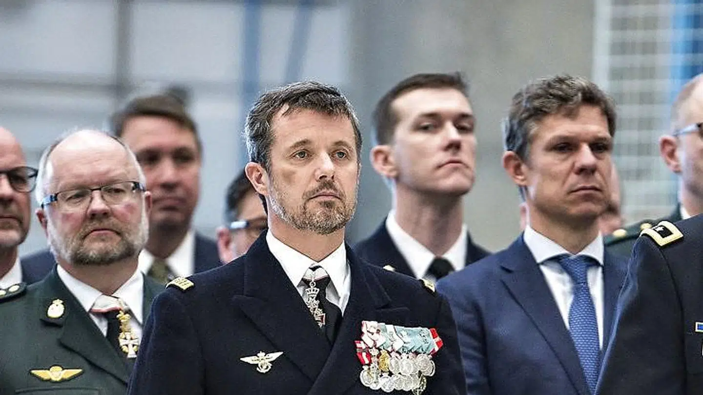 På billedet deltager kronprins Frederik i chefskifteparaden hos Specialoperationskommandoen på Flyvestation Aalborg, onsdag den 21. marts 2018, hvor man tydeligt kan se det blå øje, han fik fra sit fald på trappen.