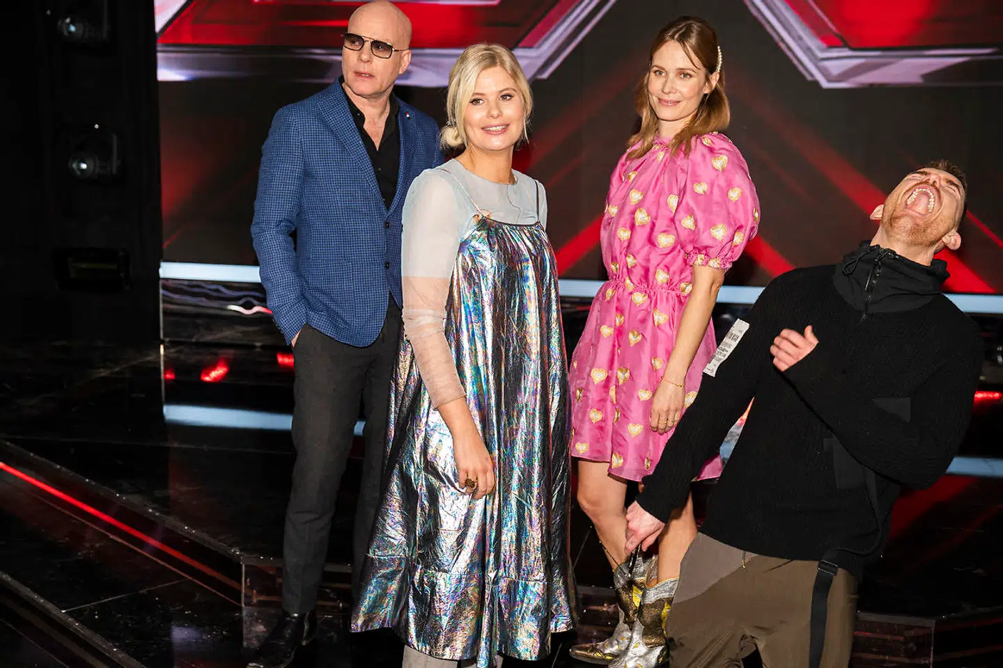 X Factor-vært Sofie Linde med dommerne, Ankerstjerne, Blachman - og Oh Land, hvis løse kjolevalg ikke ligefrem tiltrak opmærksomhed til hende voksende babybule.