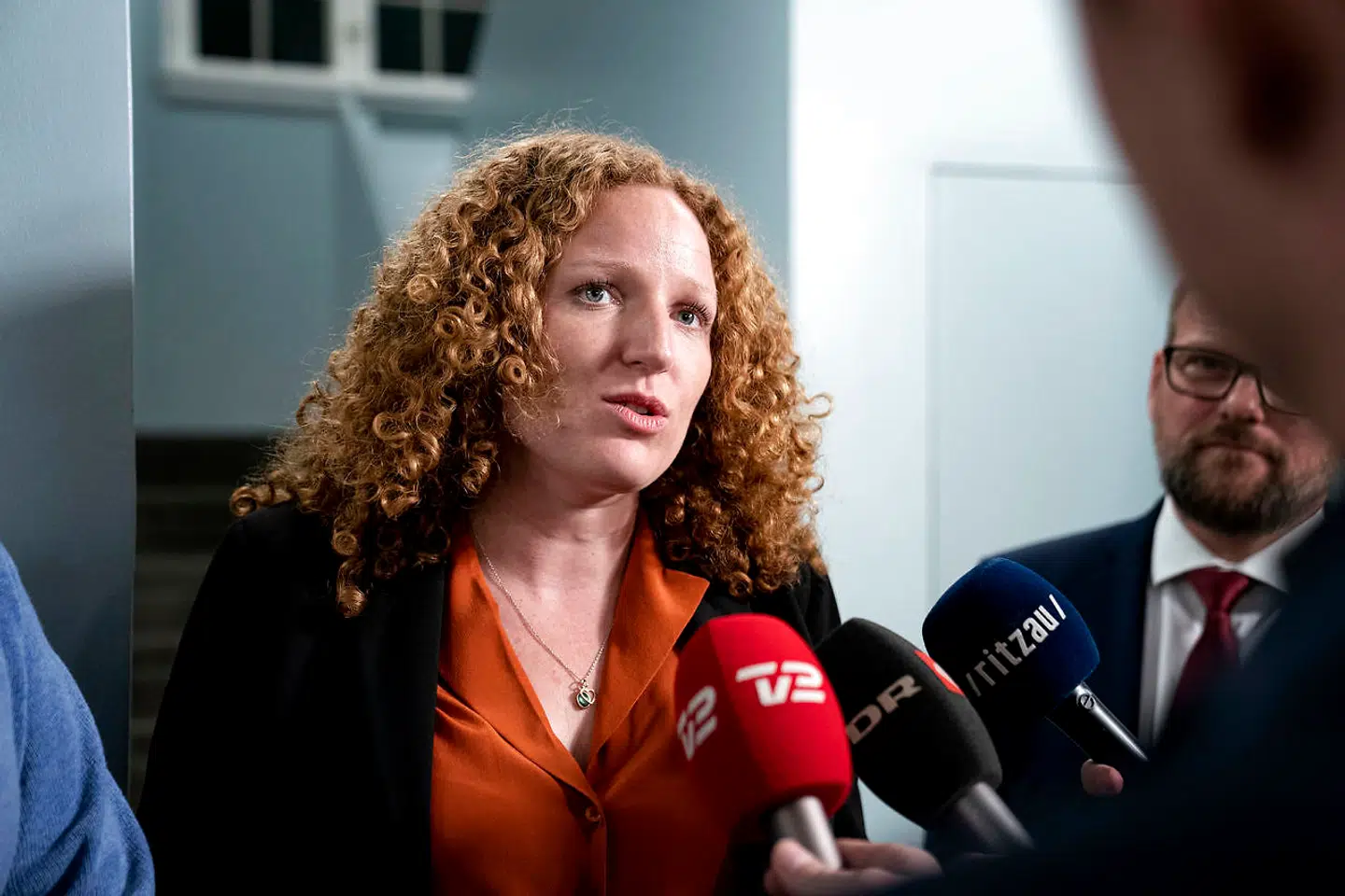 Enhedslistens Rosa Lund. Boligminister Kaare Dybvad afholder doorstep om aftale vedrørende boligreguleringslovens § 5, stk. 2 i Boligministeriet i København, torsdag den 30. januar 2020. Regeringen har torsdag aften indgået en boligaftale, der indfører en karensperiode på fem år, før man må sætte lejen op efter renovering af lejeboliger. (Foto: Ida Guldbæk Arentsen/Scanpix 2020)