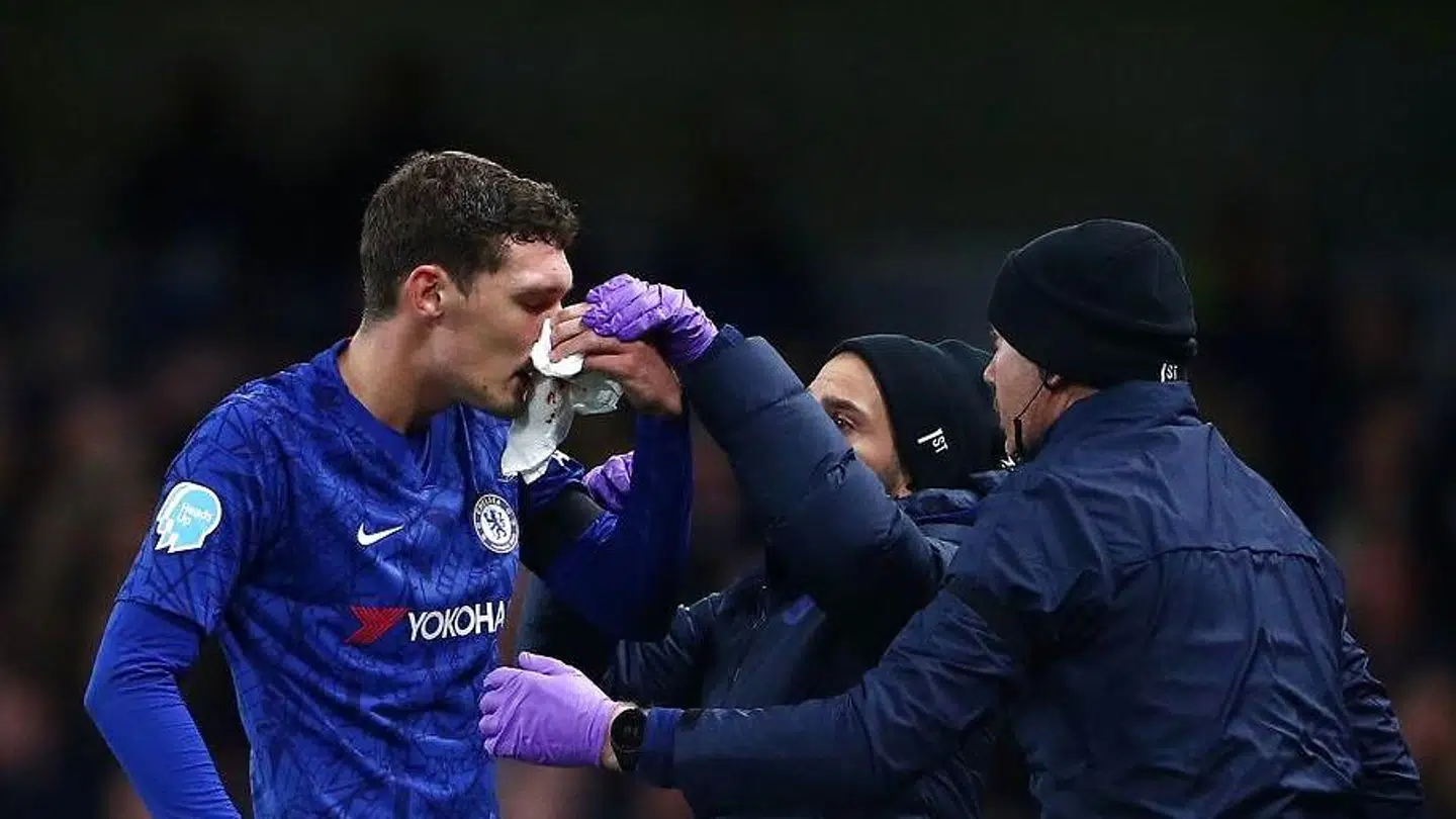 Andreas Christensen måtte behandles - og måtte forlade banen efter uheldet.