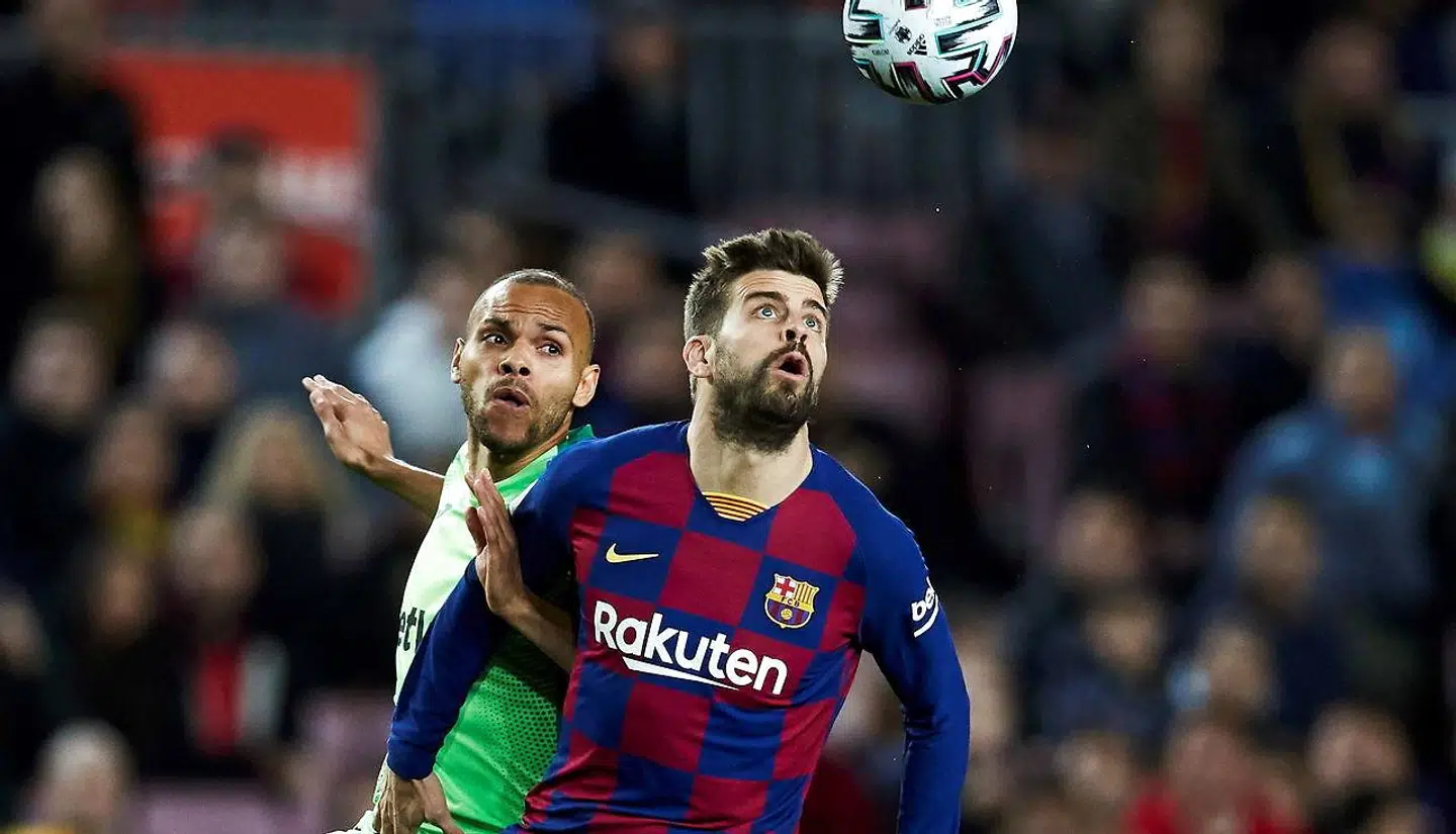 Martin Braithwaite i duel med med FC Barcelonas Gerard Pique.
