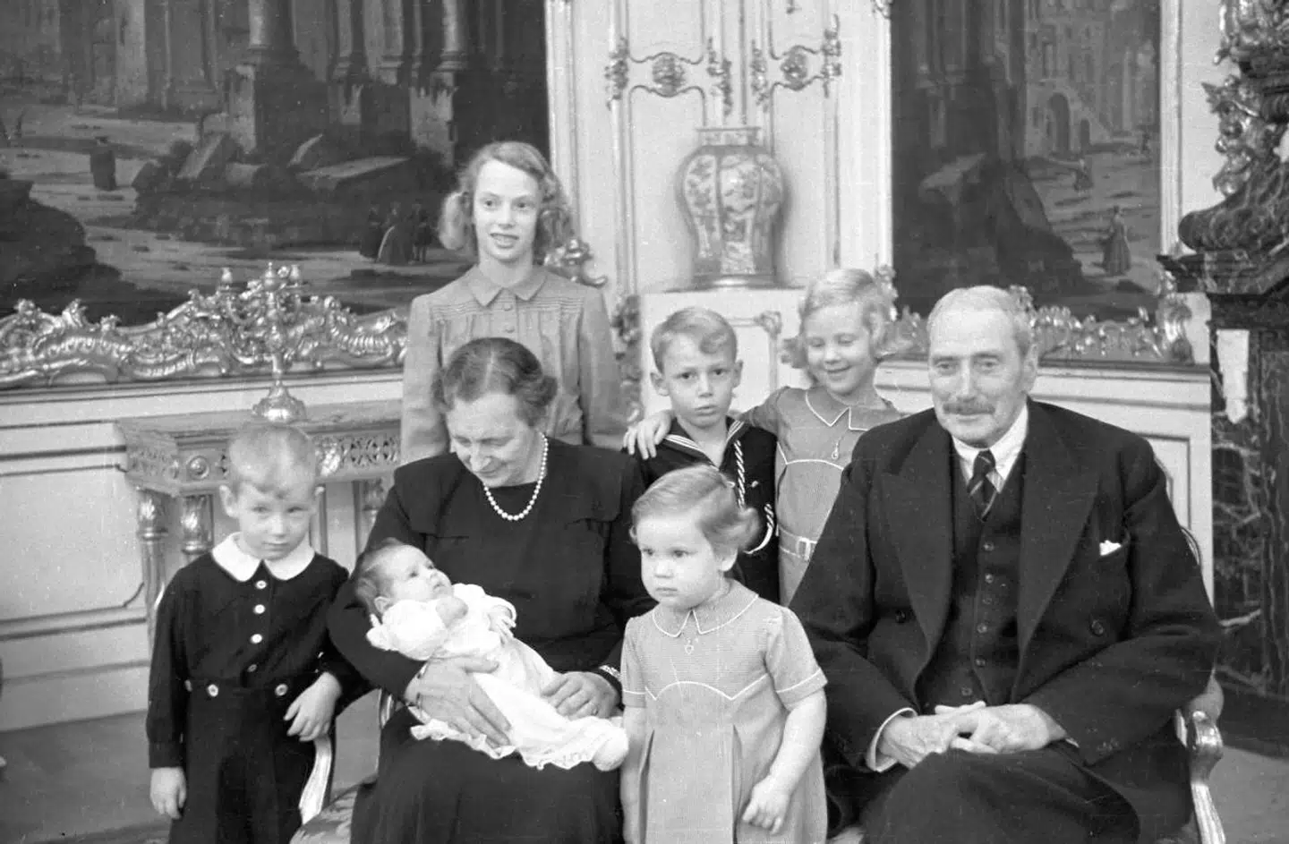 Forholdet var tæt mellem Frederik IX's og prins Knuds børn, da de var små. Børnene var jævnaldrende, og de så ud til at hygge sig sammen. Men det tætte forhold gled ud i sandet, da tronfølgeloven blev ændret, fortæller grev Ingolf. På billedet ses: kong Christian X og dronning Alexandrine ved en julefest på Fredensborg Slot sammen deres børnebørn: prinsesse Elisabeth (bagest), prinsesse Margrethe med armen om prins Ingolf, prins Christian, prinsesse Anne-Marie på skødet af dronning Alexandrine samt prinsesse Benedikte.