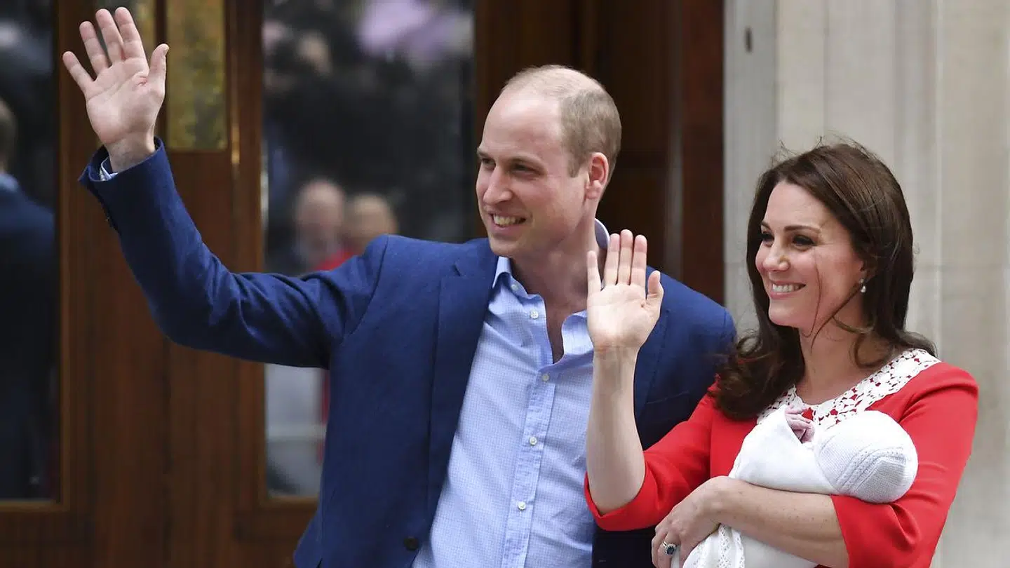 Prins William og hertuginde Kate med deres yngste barn, prins Louis.