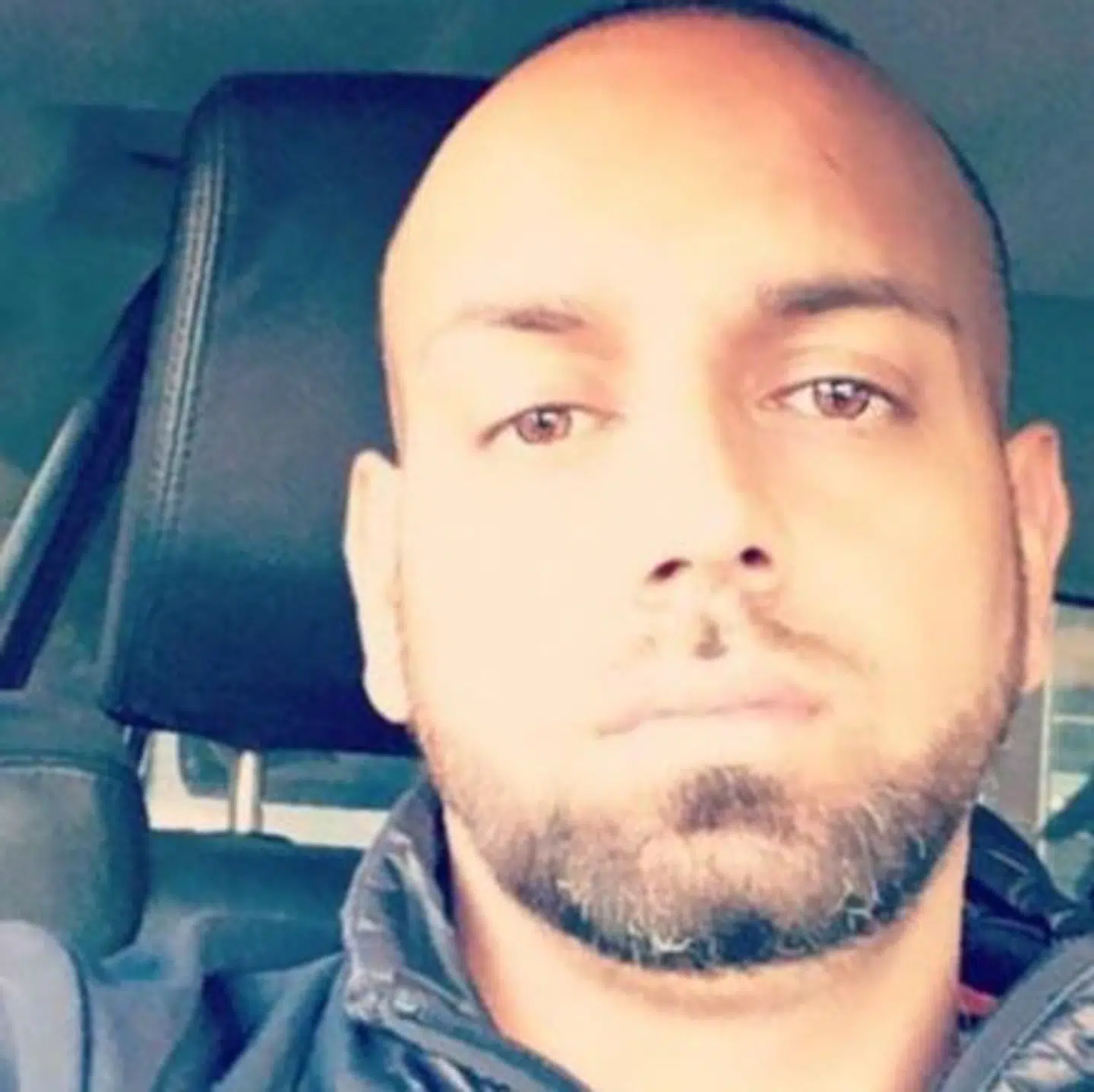 En omfattende samling af hælervarer til en værdi af 700.000 kroner kostede mandag Britta Nielsens svigersøn, Kian Omid Mirzada, 38 år, otte måneders fængsel, hvoraf to skal afsones. Tirsdag udmåles straffen til svigermor.