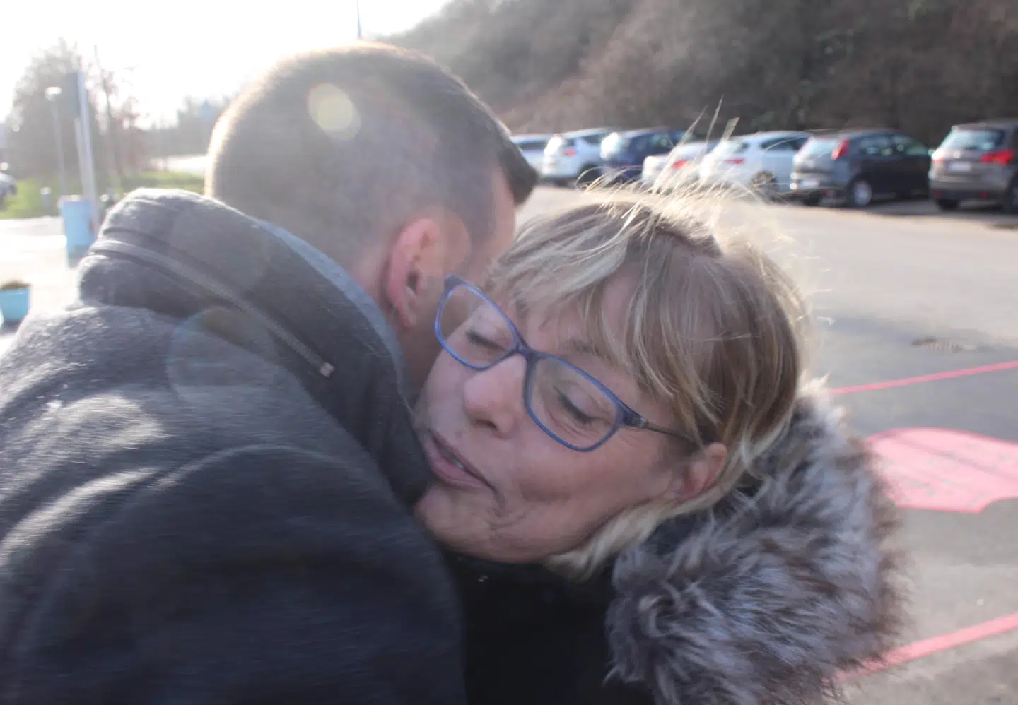 Søren og Janne, der krammer hinanden farvel. Foto: Mathias Røn Poulsen