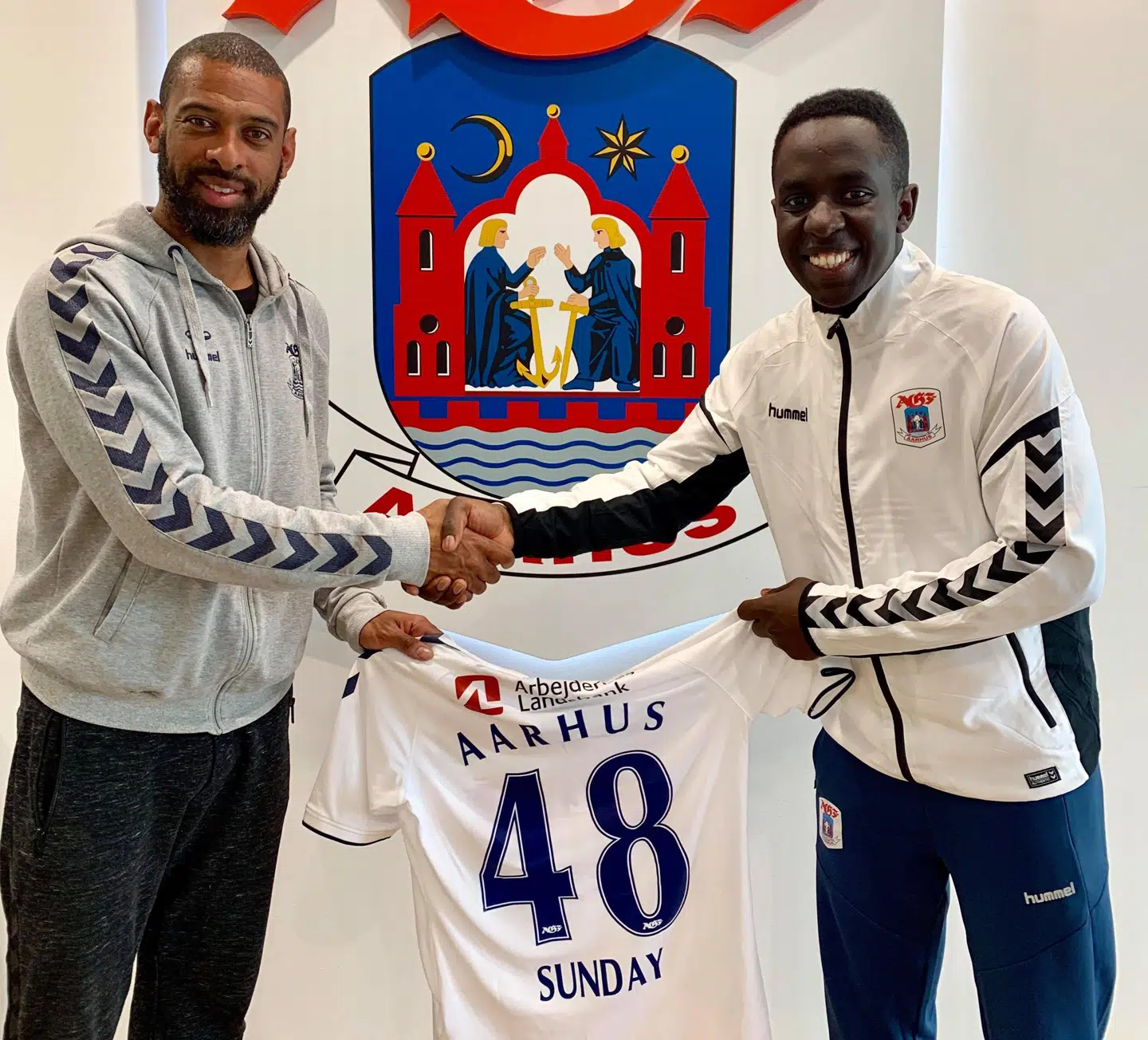 Melvin med AGF-træner David Nielsen i tv-serien 'Sunday'.