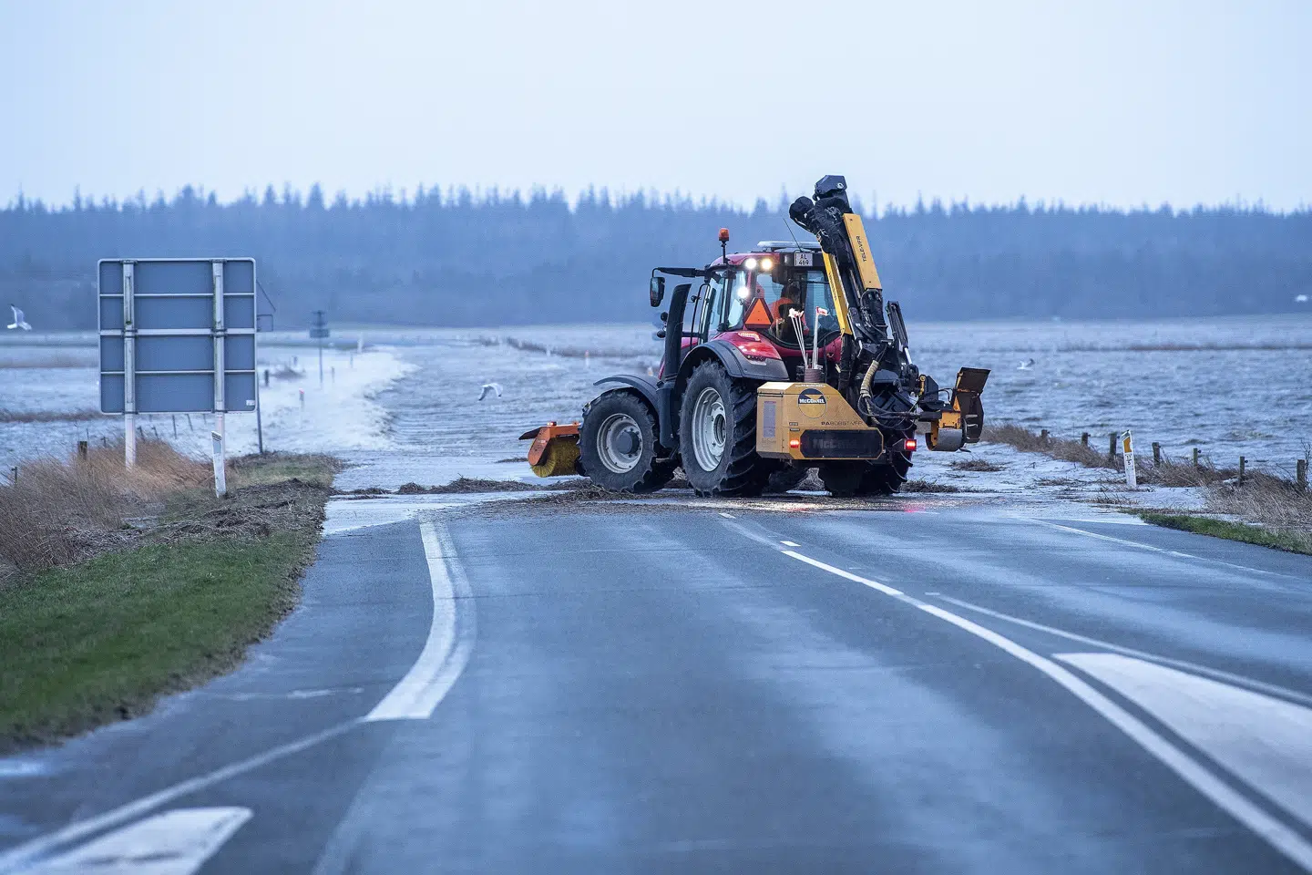 Flere steder i landet kæmper beredskabet med en blanding af store nedbørsmængder og kraftig vind. Ved Esbjerg forventes vandstanden at toppe omkring 2,7 meter over normal vandstand. John Randeris/Ritzau Scanpix