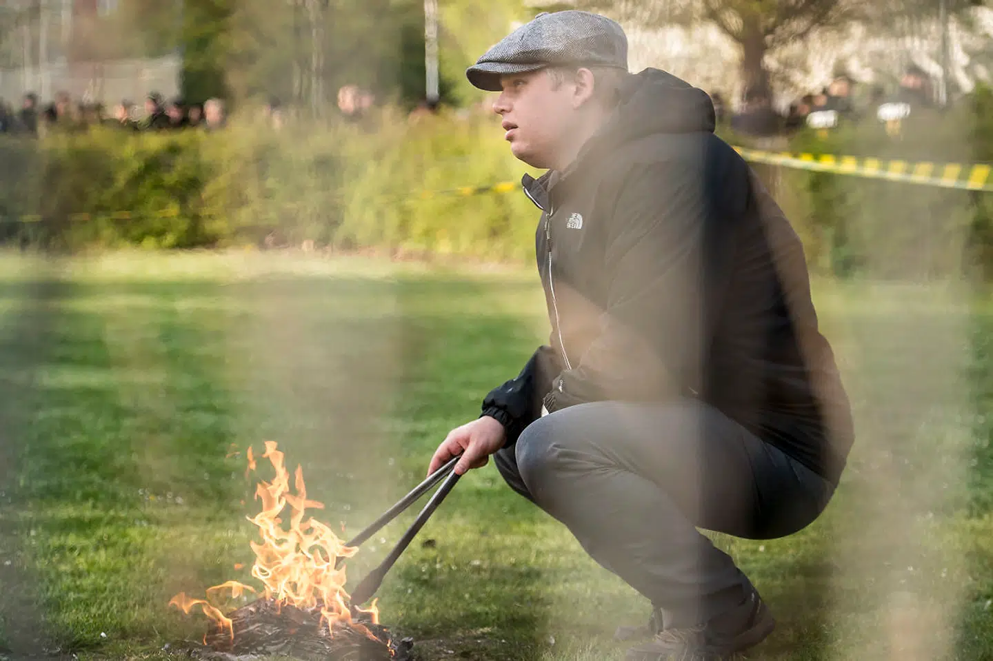 Rasmus Paludan brænder en koran af under en demonstration. Arkivfoto.