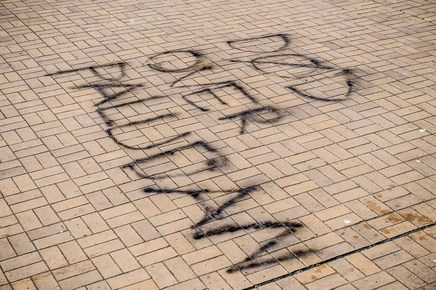 Rasmus Paludans demonstrationer skabte megen vrede. Her er der skrevet "død over Paludan" på fliserne på Blågårdsplads på Nørrebro, onsdag den 18. april 2019.