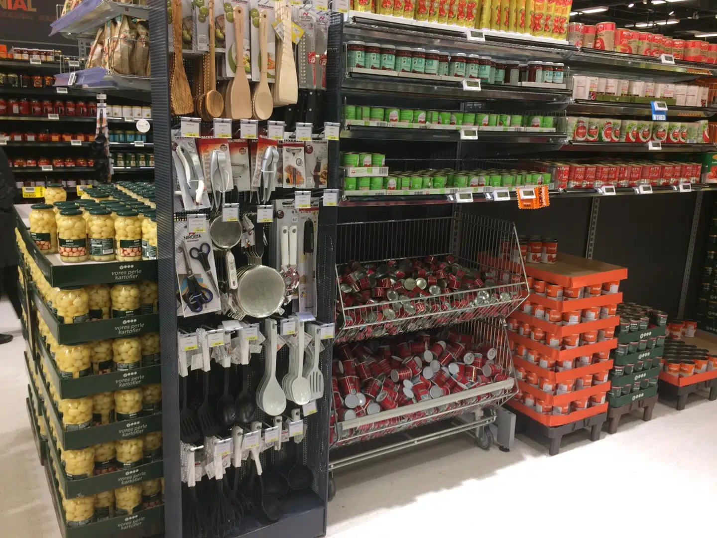 En udstilling, der får dig til at købe grydeskeer ved siden af produkter, du ofte vil tilberede i en gryde.