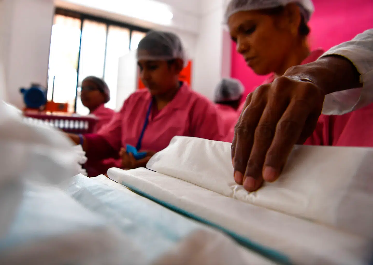 Der bliver pakket menstruationsbind i Mumbai, Indien.