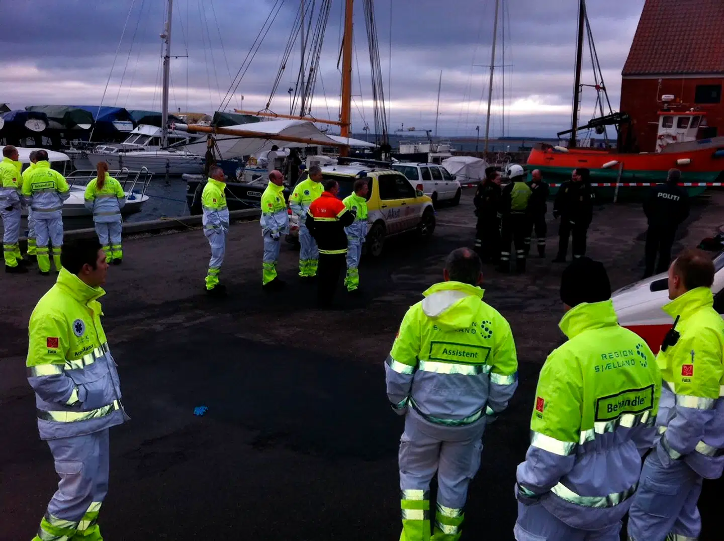 Alle 15 personer fra Lundby Efterskole er nu reddet op af vandet efter en kæntringsulykke på Præstø Fjord. Alle 15 personer er nu reddet op af vandet, oplyser Tom Stysiek fra Sydsjællands og Lolland-Falsters Politi. 13 elever og to lærere var sejlet ud i en dragebåd, som er en lang kano med plads til mange. Båden kæntrede af endnu ukendte årsager cirka halvanden kilometer ude i fjorden.(Henrik Larsen/POLFOTO)