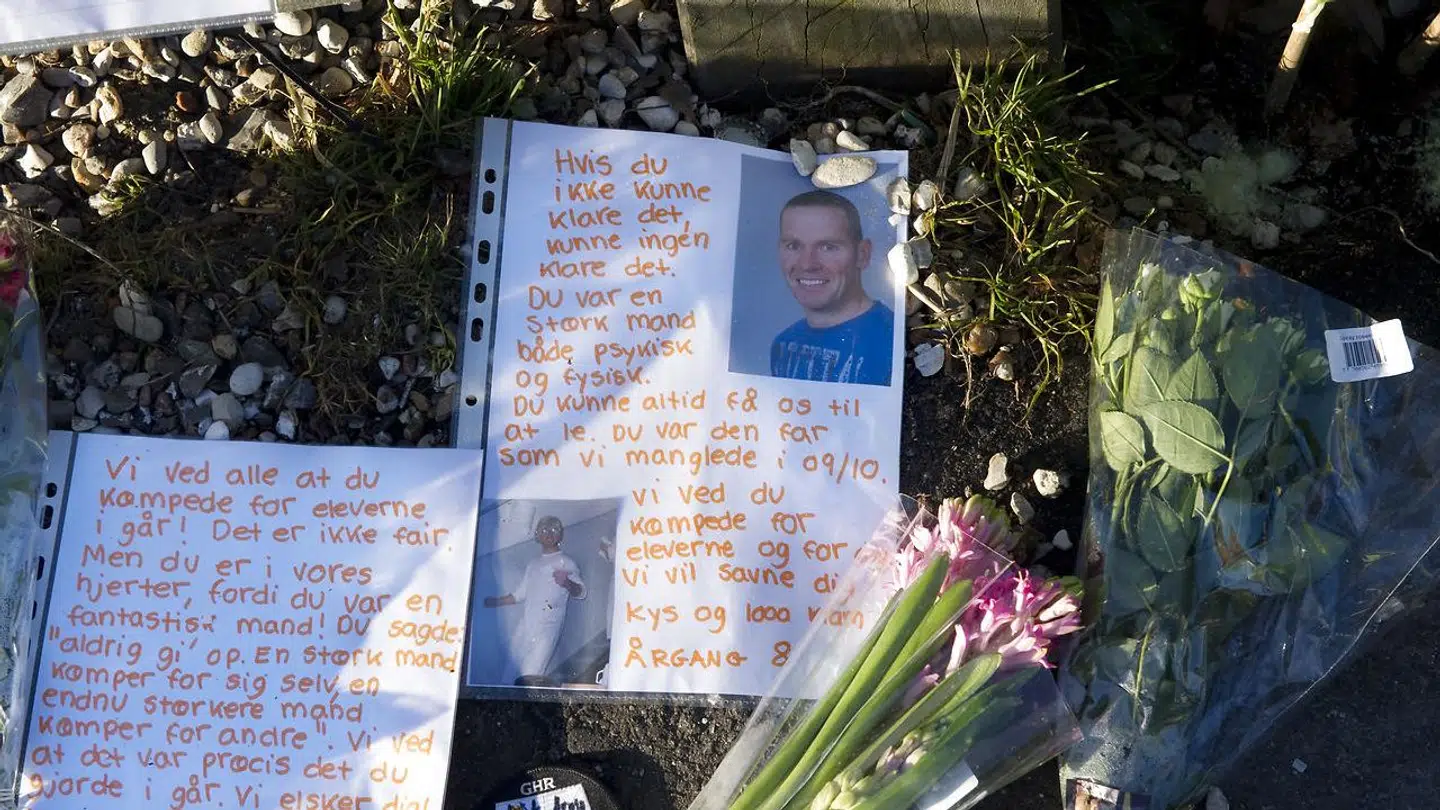 »Hvis du ikke kunne klare det, kunne ingen klare det,« stod der blandt andet på de mindehilsner, som eleverne havde lagt til læreren Michael Jørgensen.