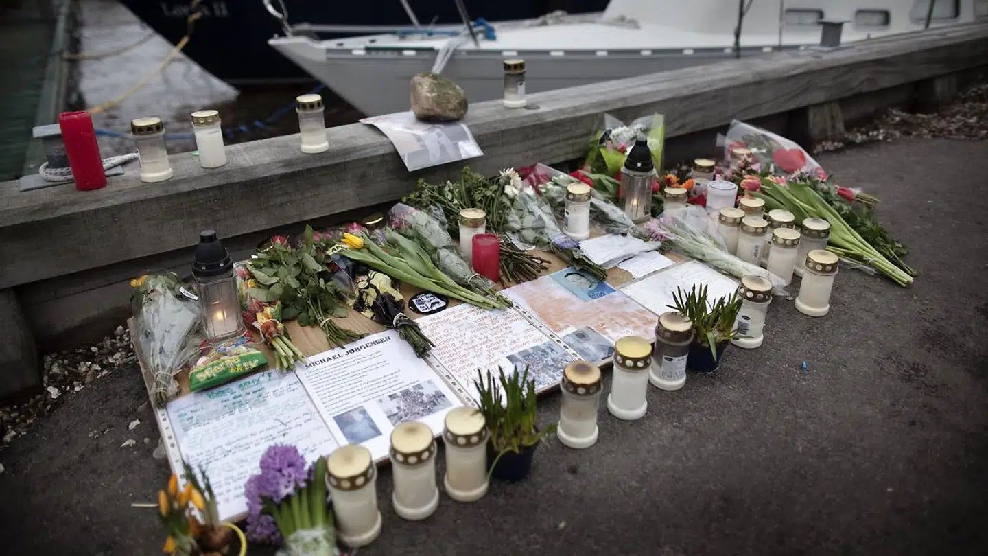 »Hvis du ikke kunne klare det, kunne ingen klare det,« stod der blandt andet på de mindehilsner, som eleverne havde lagt til læreren Michael Jørgensen