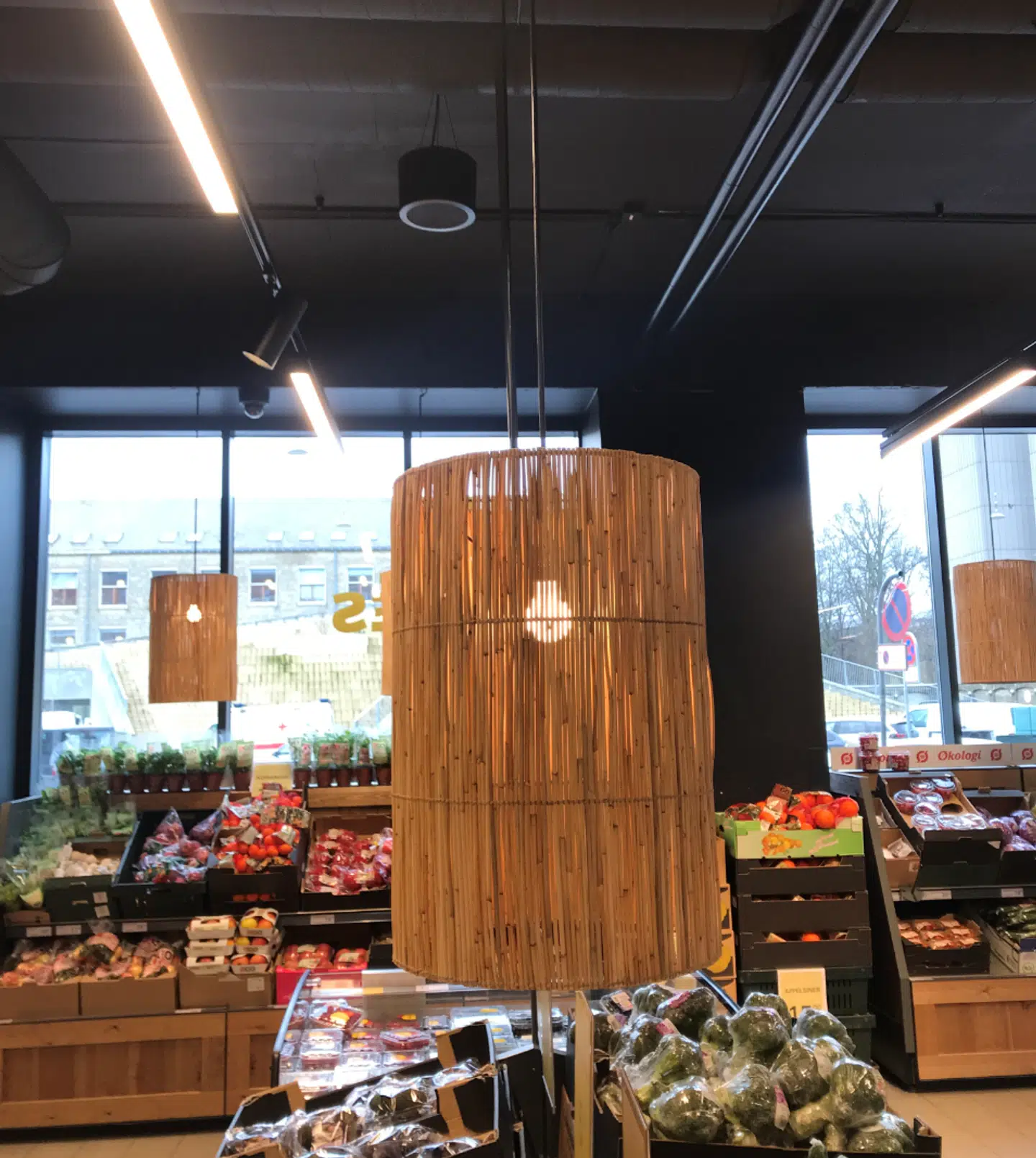 Der sidder højtalere i loftet i de nye Netto-butikker.