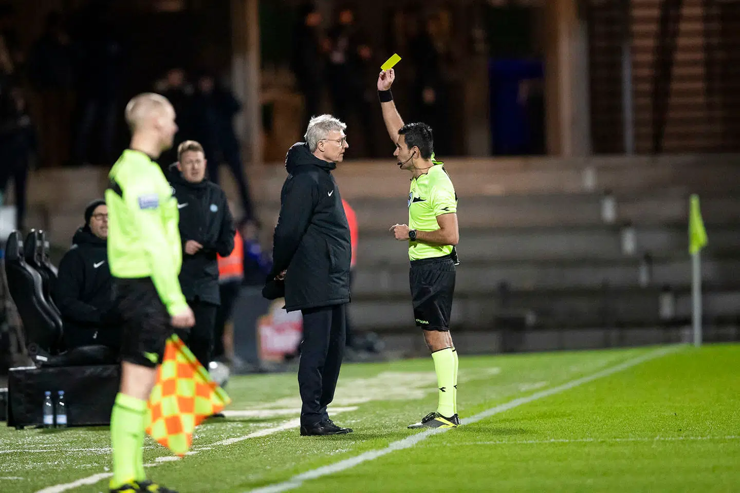 Esbjerg-træner Lars Olsen får en advarsel af dommer Sandi Putros under fredag aftens Superligakamp mellem Esbjerg fB og FC København.