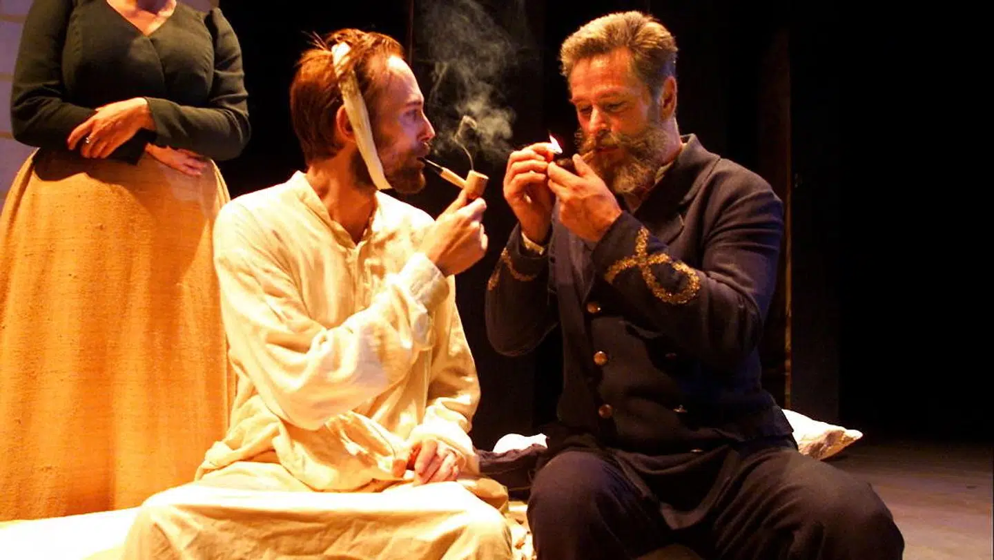 Det Danske Teaters opsætning af 'Postbudet fra Arles' med Lars Mikkelsen som Vincent Van Gogh og Søren Spanning som postbudet Roulin.