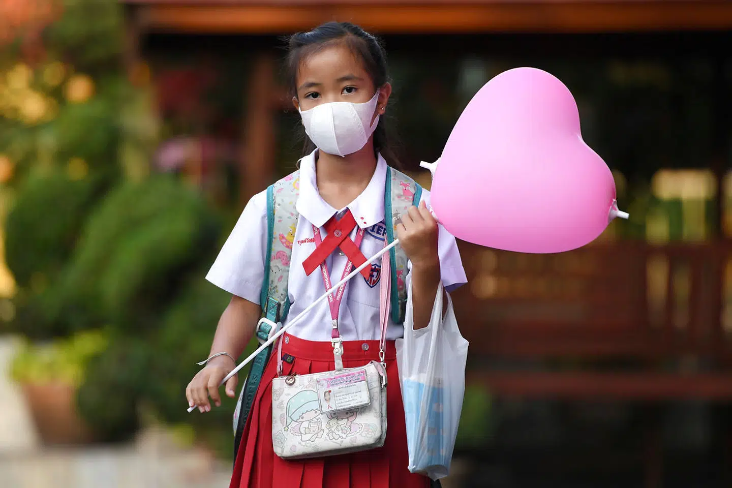 En thailandsk pige ankommer til skolen i Ayutthaya uden for Bangkok.