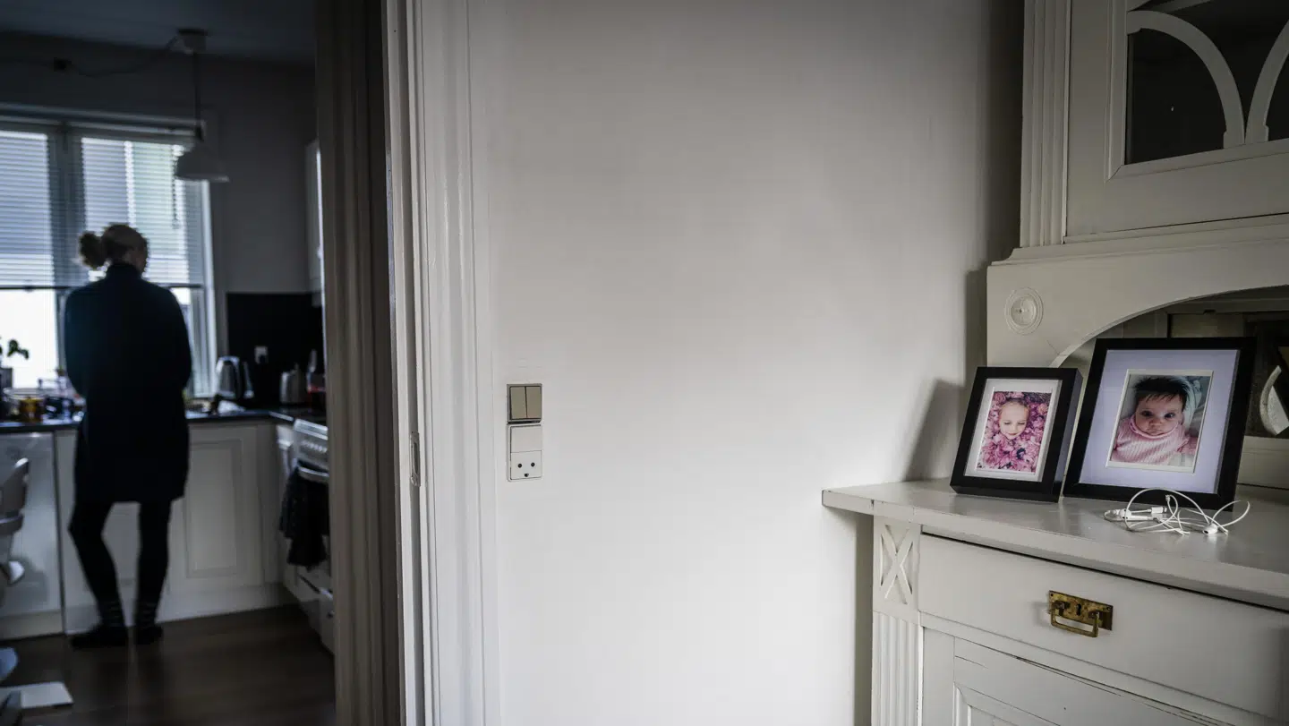 Billeder i hjemmet af Carolines datter fra hun var lille. Foto: Byrd/Rasmus Laurvig.