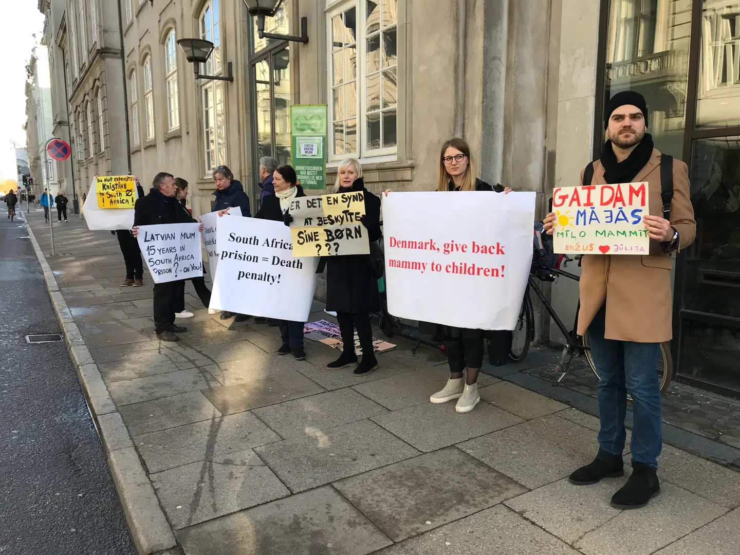 En halv snes demonstranter med skilte havde forud for fredagens retsmøde taget opstilling foran Østre Landsrets afdeling i Bredgade i København.