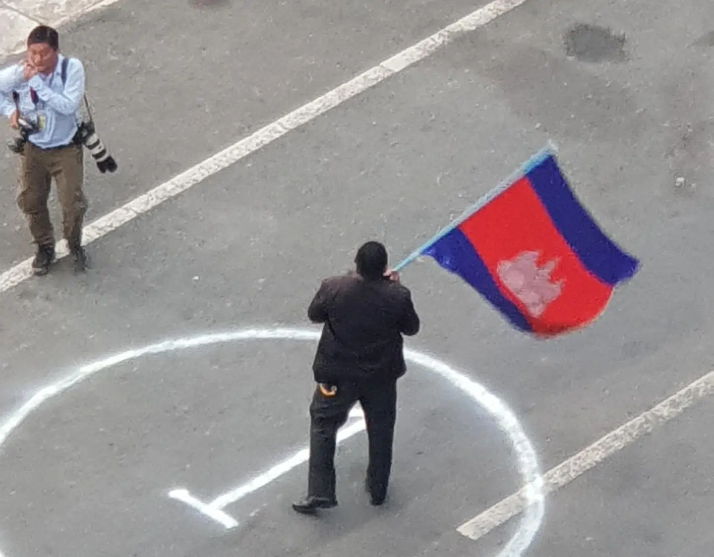 Der blev viftet med flag.