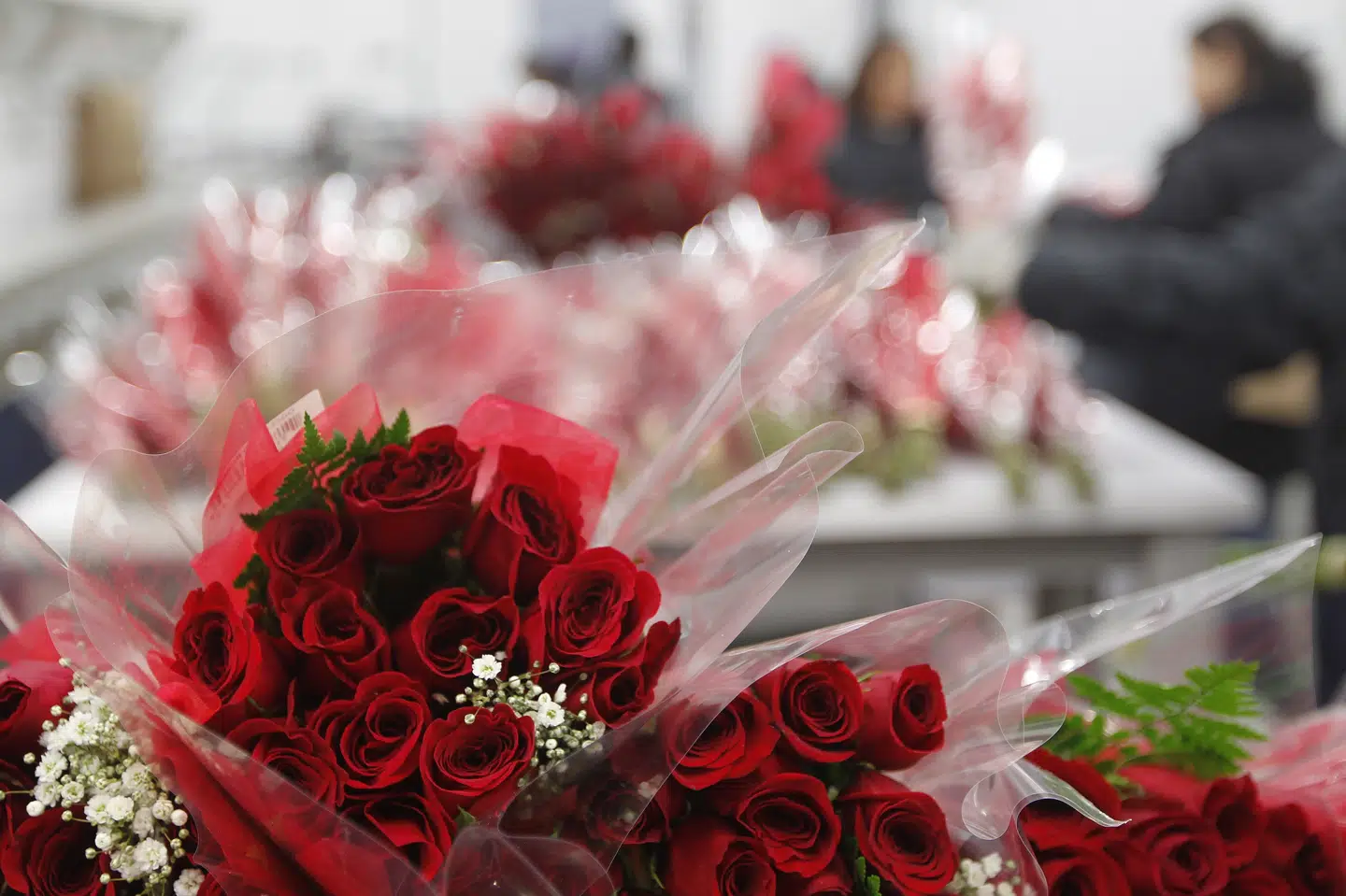 Valentinsblomsterne har i år i højere grad fået selskab af en æske chokolade, fortæller Interfloras direktør, Søren Flemming Larsen. (Arkivfoto) Andrew Innerarity/Reuters