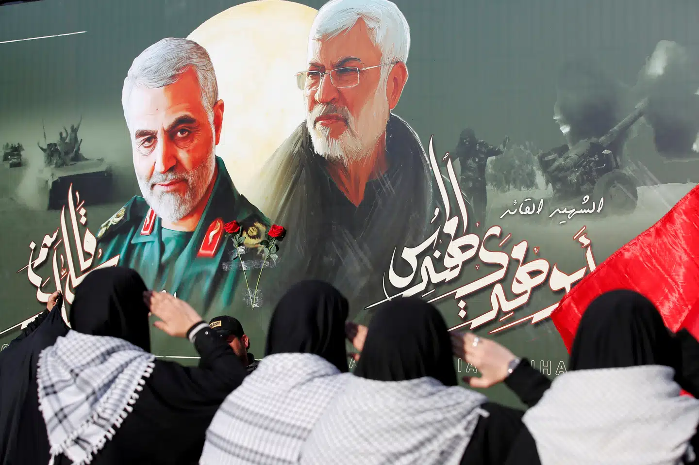 Mens Senatet i Washington gjorde klar til at stemme torsdag, var irakiske kvinder samlet ved det sted, hvor den iranske topgeneral Qassem Soleimani blev dræbt sammen med den irakiske kommandant Abu Mahdi al-Muhandis ved lufthavnen i Bagdad. Torsdag var 40. og dermed sidste dag i den sørgeperiode, der blev udråbt. Wissm Al-Okili/Reuters