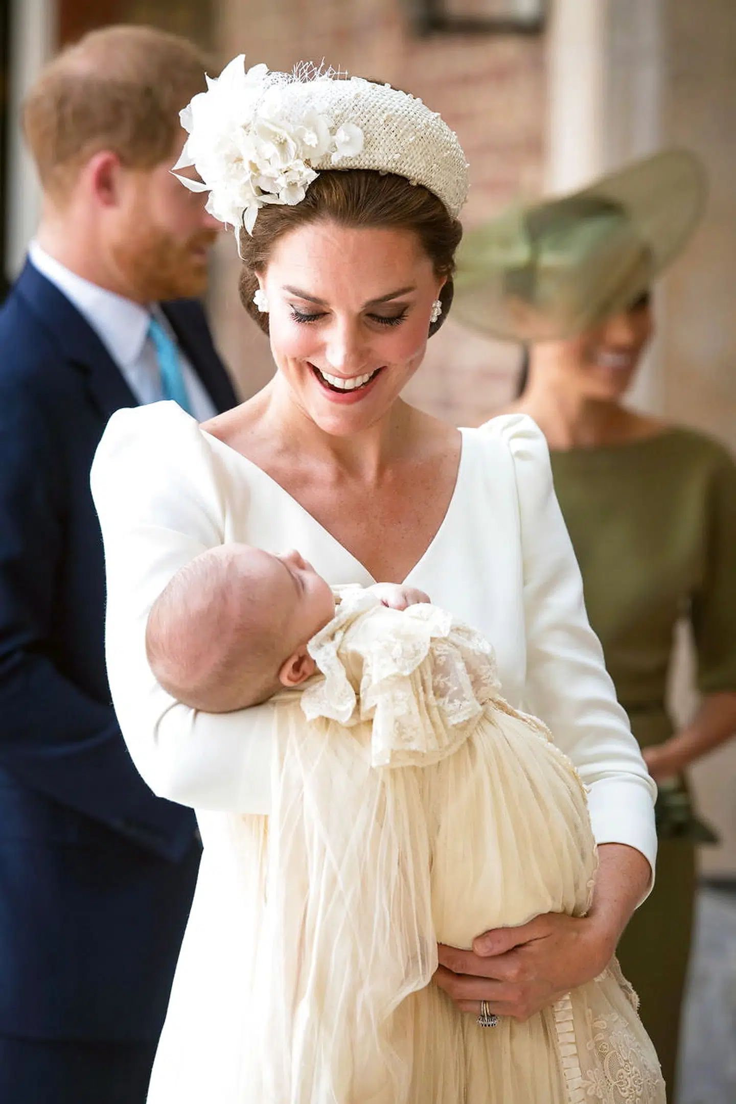 Da William og Kates yngste søn, prins Louis skulle døbes i 2018, faldt Kates valg naturligvis også på en kjole fra yndlingsdesigneren Alexander McQueen.
