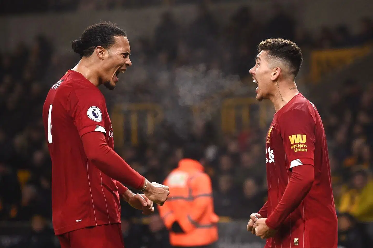 Virgil van Dijk og Roberto Firmino jubler i kampen mellem Liverpool og Wolverhampton.