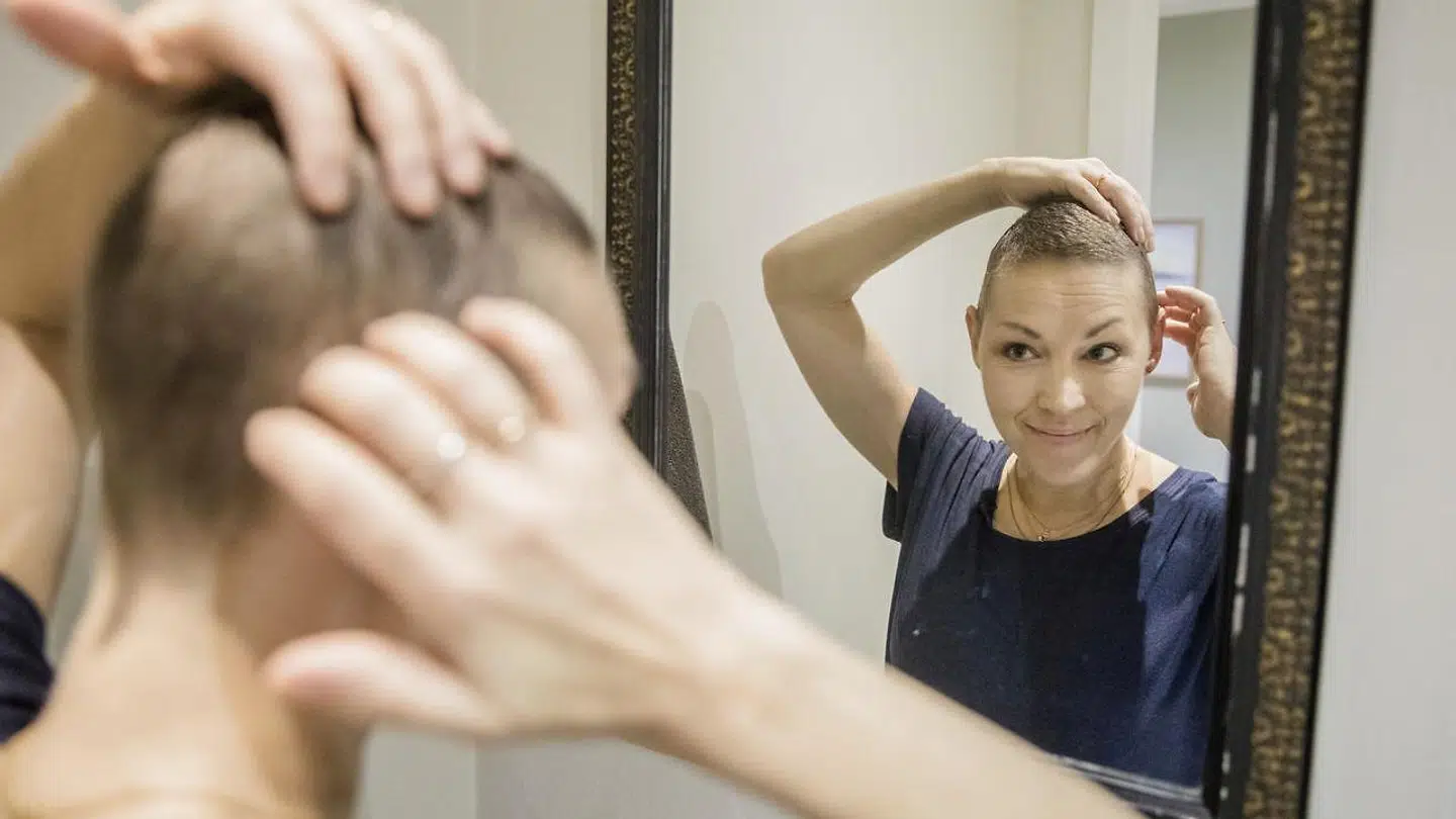 Anne Bech foran spejlet. Hun nyder tiden, hvor hun ikke er kemobehandling, og håret igen begynder at gro, har hun tidligere fortalt til B.T.