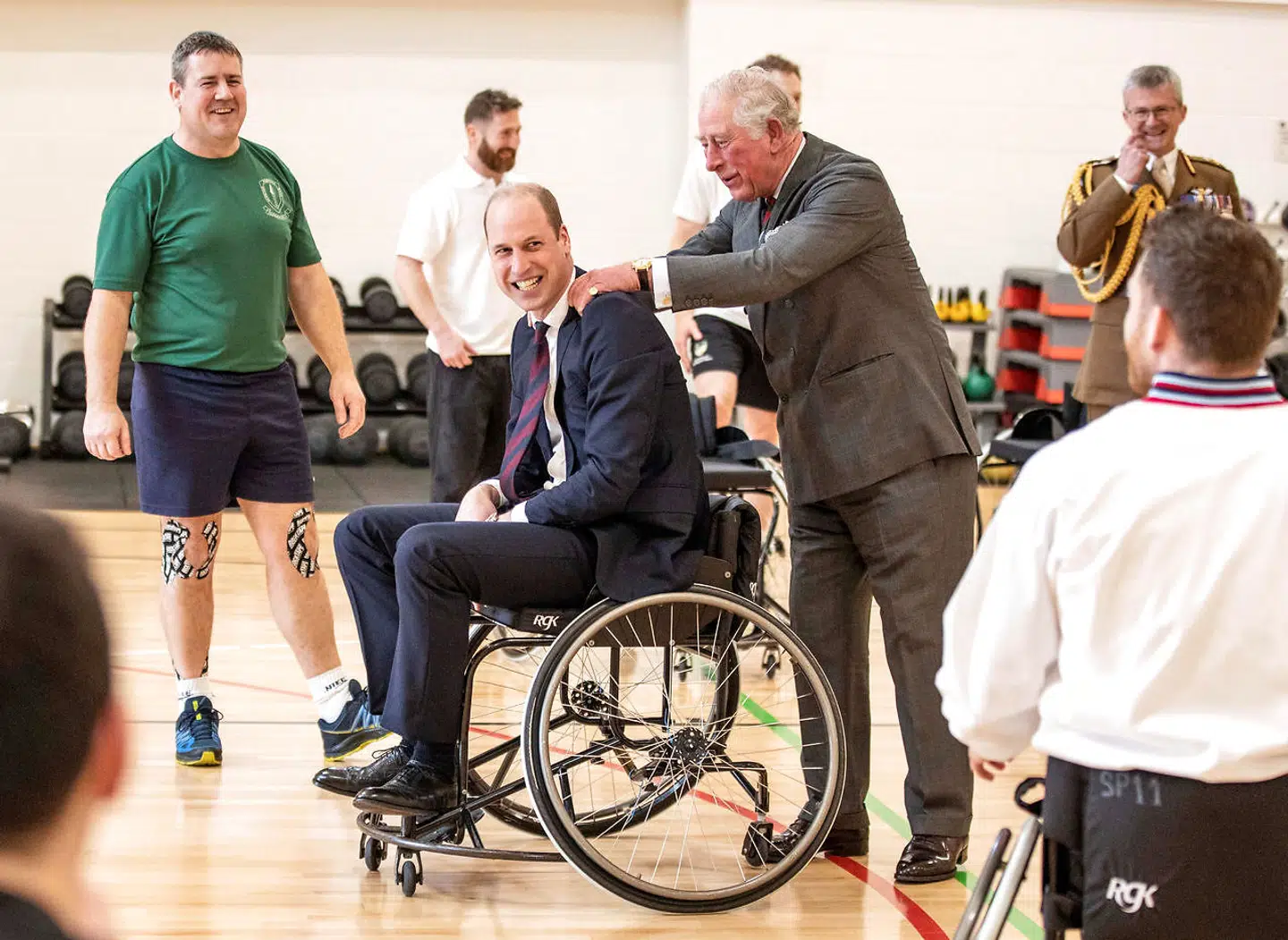 Det er ikke så tit, at man ser den britiske tronfølger have det så sjovt med sin søn prins William.