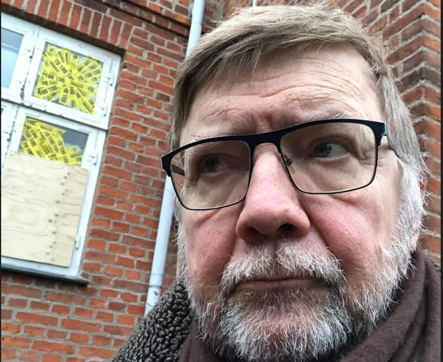 70-årige Steen Winther-Petersen anmeldte indbrud hos naboen klokken 3.05 om natten den 27. december. Han fik at vide, at politiet straks ville komme, men det skete aldrig. Her står han foran det vindue, han hørte blive smadret af tyvene. Foto: Privat.