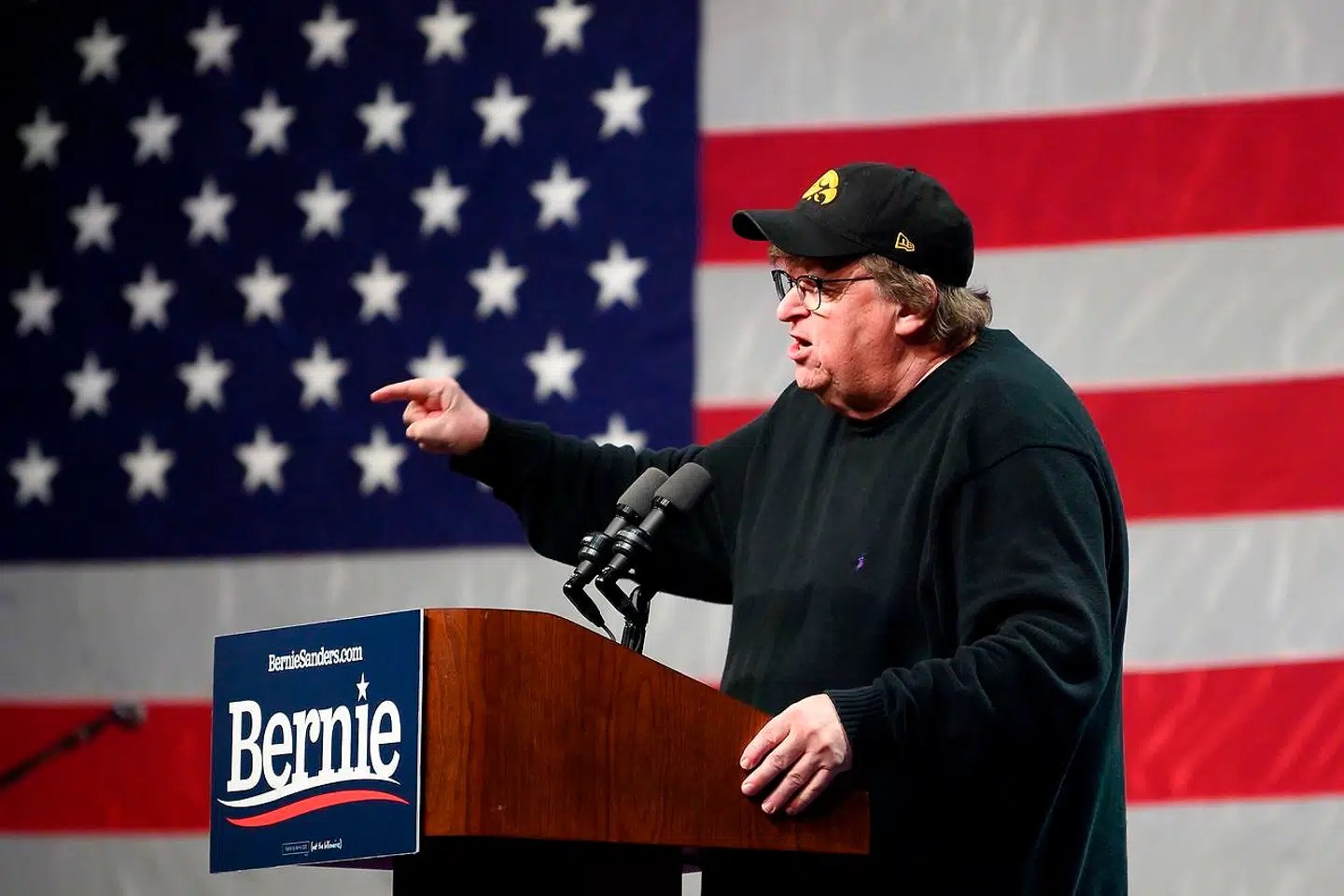 Michael Moore støtter Sanders.