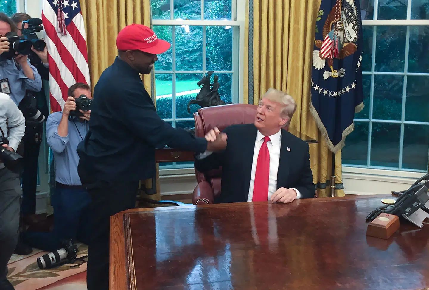 Præsident Donald Trump får besøg af Kanye West i det ovale kontor.
