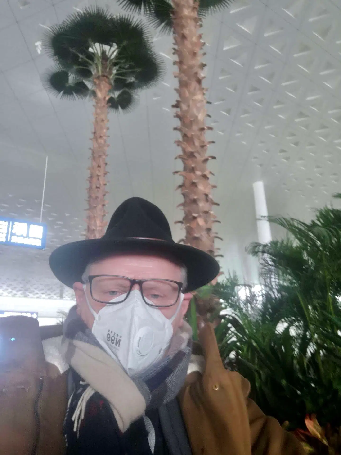 Karsten Dan Andersen i Wuhan Lufthavn før afgang.